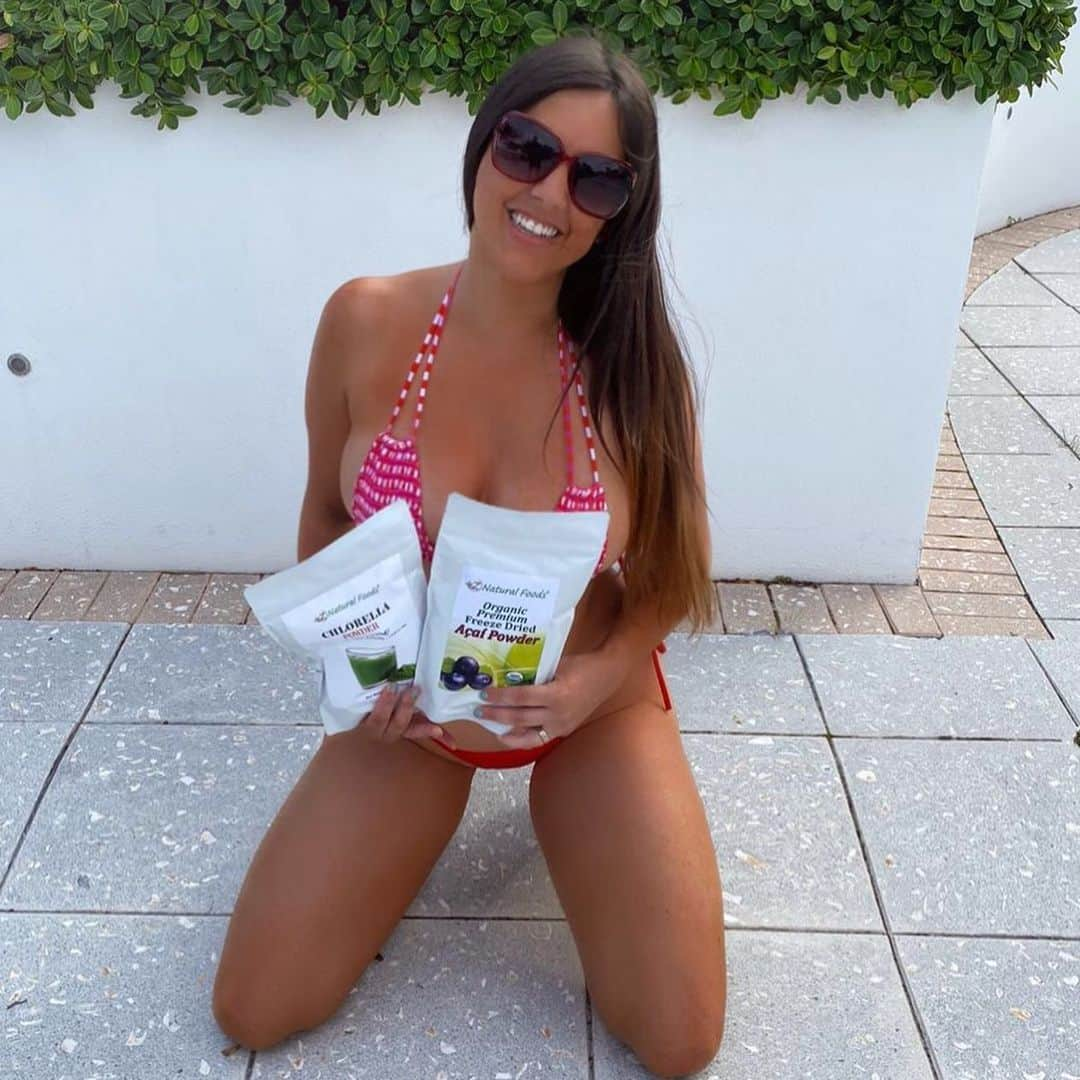 クラウディア・ロマーニさんのインスタグラム写真 - (クラウディア・ロマーニInstagram)「1, 2 or 3? ❤️ @znaturalfoods  is the key to my healthy lifestyle!!! Unfortunately in  the modern days it is pretty much impossible to get all nutrients from the food we buy at the supermarket .. alone! I love to supplement with the @znaturalfoods  organic powders .. On their website you can find a series of natural supplements for all of your needs!!! I personally love the #chlorella , a powerful algae containing multiple bioactive components .. and the #Acai which has been a godsend lately .. since the quarantine can be brutal .. as it is packed with antioxidants !!! Check them out to reach out your perfect balance and be healthy .. !! Lots of the modern diseases are caused by the lack of certain nutrients .. the right supplements are key to leading a long, healthy life ! #znaturalfoods  #organicsupplements  #healthyliving #vegan」5月19日 3時52分 - claudia_romani