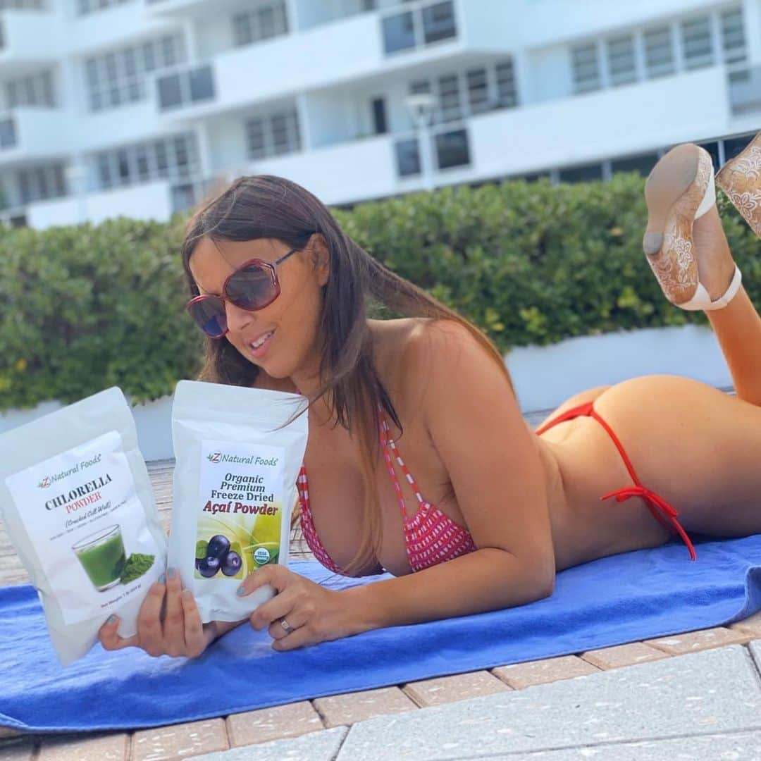 クラウディア・ロマーニさんのインスタグラム写真 - (クラウディア・ロマーニInstagram)「1, 2 or 3? ❤️ @znaturalfoods  is the key to my healthy lifestyle!!! Unfortunately in  the modern days it is pretty much impossible to get all nutrients from the food we buy at the supermarket .. alone! I love to supplement with the @znaturalfoods  organic powders .. On their website you can find a series of natural supplements for all of your needs!!! I personally love the #chlorella , a powerful algae containing multiple bioactive components .. and the #Acai which has been a godsend lately .. since the quarantine can be brutal .. as it is packed with antioxidants !!! Check them out to reach out your perfect balance and be healthy .. !! Lots of the modern diseases are caused by the lack of certain nutrients .. the right supplements are key to leading a long, healthy life ! #znaturalfoods  #organicsupplements  #healthyliving #vegan」5月19日 3時52分 - claudia_romani