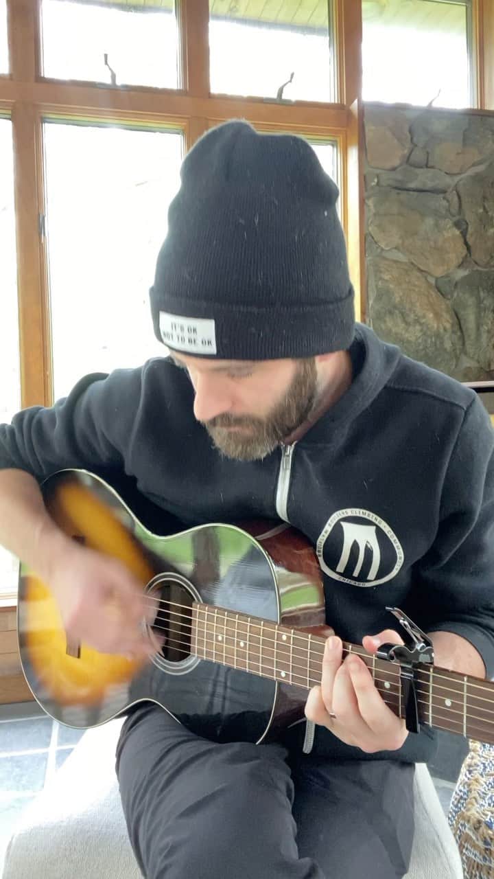 のインスタグラム：「Cause it’s #Monday and I was feeling a bit restless/weird today and it’s been a bit since I posted a song and I just felt like why not cause it made me happy to sing and play loud. ¯\_(ツ)_/¯ • Hope you enjoy and it brings a little happiness to y’all to start your week. • Major thanks to @brianusifer for helping bring this one into focus. • #newmusic #musicmonday #quarantunes #itsokaynottobeokay #livefromhome @hopefortheday @simon_and_patrick_guitars @pattimurin」