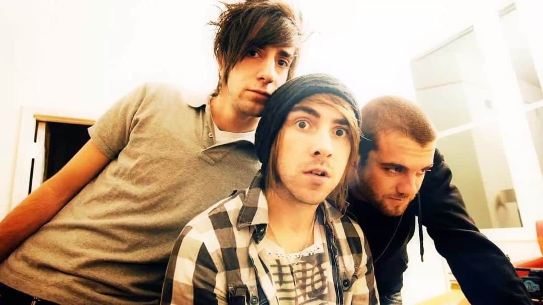 All Time Lowのインスタグラム：「We laughed, we cried, we got tipsy. Now it’s time to do it all again. Straight To DVD II stream + live commentary Wednesday at 2pm PT/5PM ET/10pm BST. All the chaos at watch.alltimelow.com」