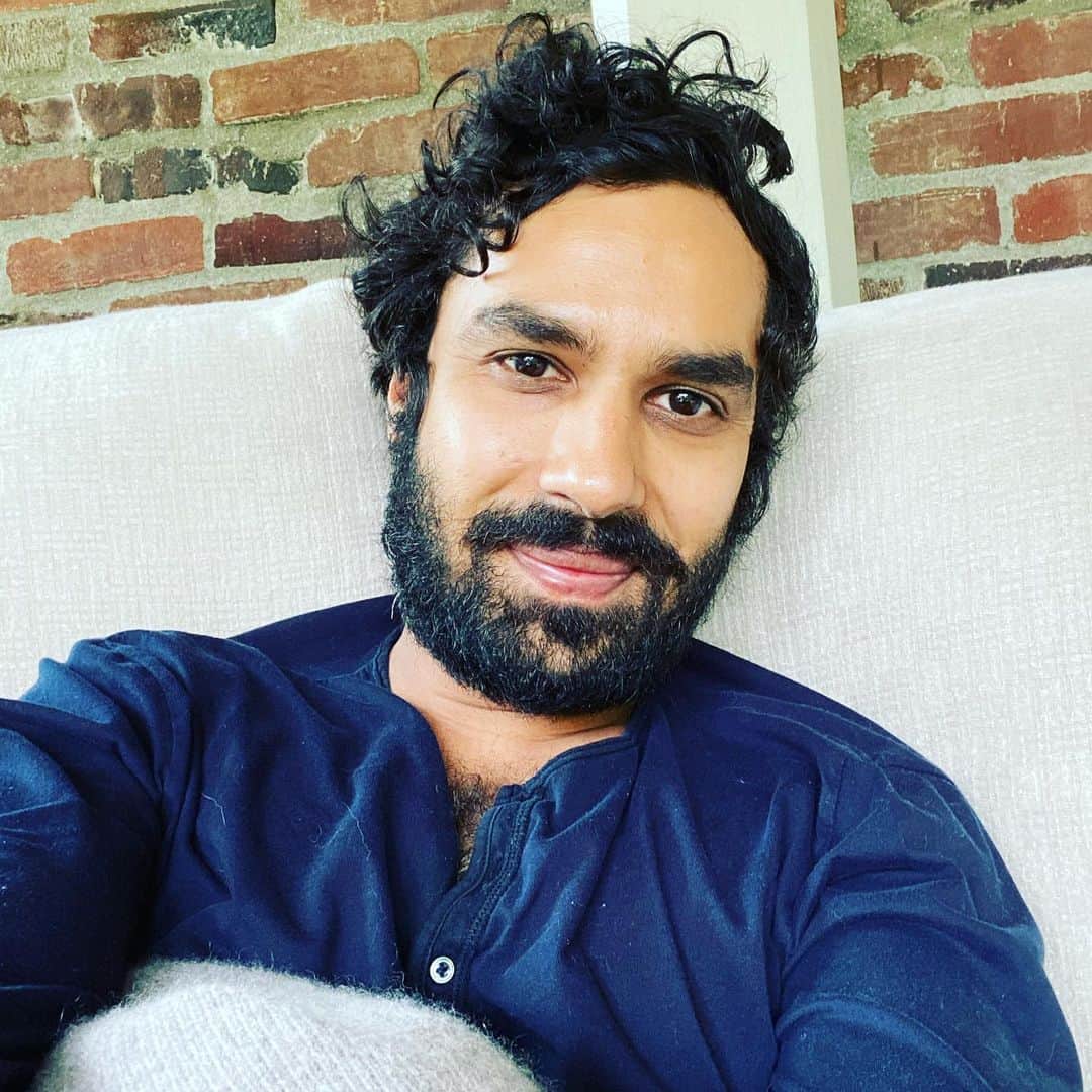 クナル・ネイヤーのインスタグラム：「True freedom, real lightness of being, comes from loosening up the grip we have on all the things we want from the world. To lay down the sticky perceptions we have of people for just one second, that is true freedom. To see the world as it is, and not through all  of our learned opinions. That is true freedom. To love someone without wanting anything in return. That is true freedom. To smile, love, laugh, for no other reason other than you woke up in the morning and got one more shot at making the world a better place. That is true freedom. To forgive yourself for all that got you here in the first place. That is true freedom. We can’t expect an unconditional love when we bring to it such a large bag of conditions... so today lay it all down, just for a moment, and experience life through true freedom. KN」