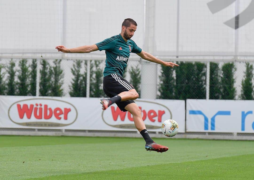 ロドリゴ・ベンタンクールのインスタグラム：「Lavoro, impegno e concentrazione ⚪⚫ #allenamento @juventus 👍💪 Trabajo, compromiso y concentración ⚪⚫ #entrenamiento @juventus 👍💪」