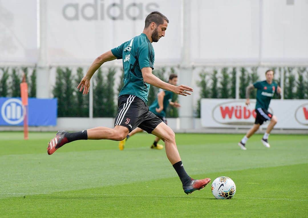 ロドリゴ・ベンタンクールさんのインスタグラム写真 - (ロドリゴ・ベンタンクールInstagram)「Lavoro, impegno e concentrazione ⚪⚫ #allenamento @juventus 👍💪 Trabajo, compromiso y concentración ⚪⚫ #entrenamiento @juventus 👍💪」5月19日 4時08分 - rodrigo_bentancur