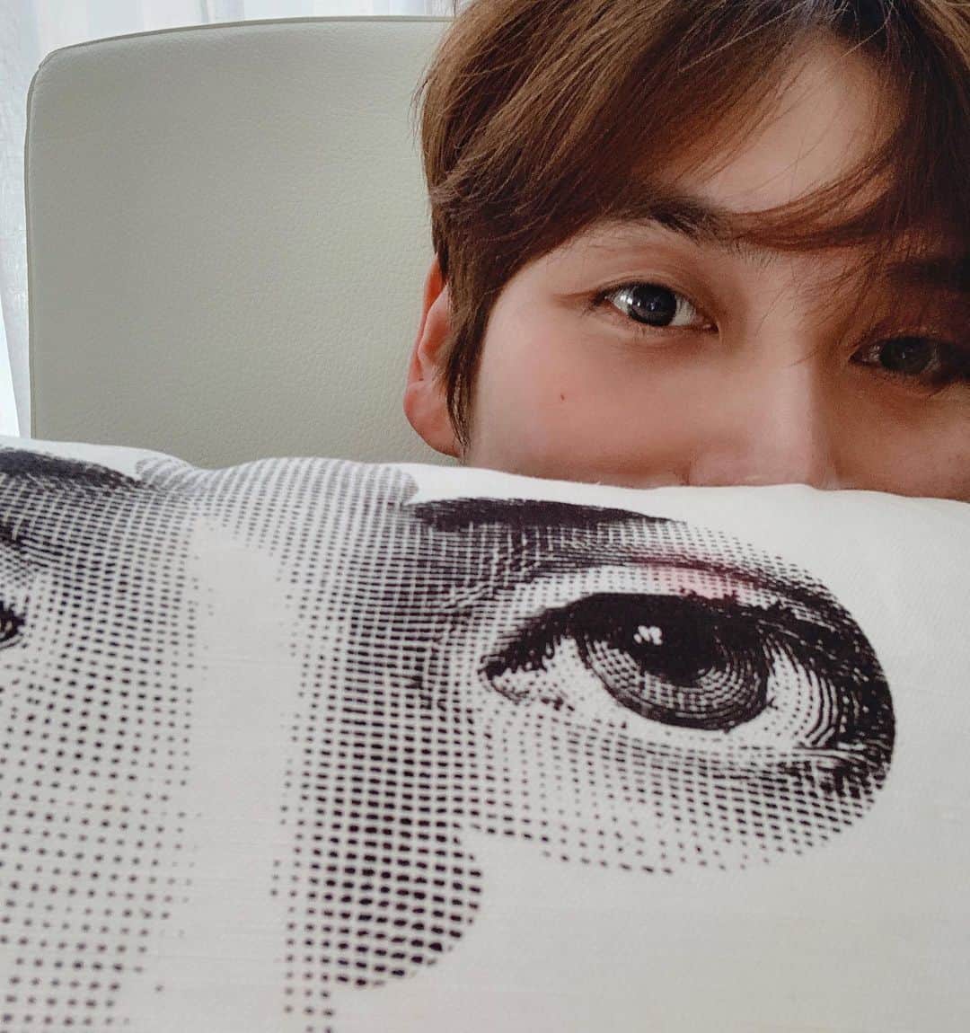 チェ・ソンジュンのインスタグラム：「👀 #Netflixing」