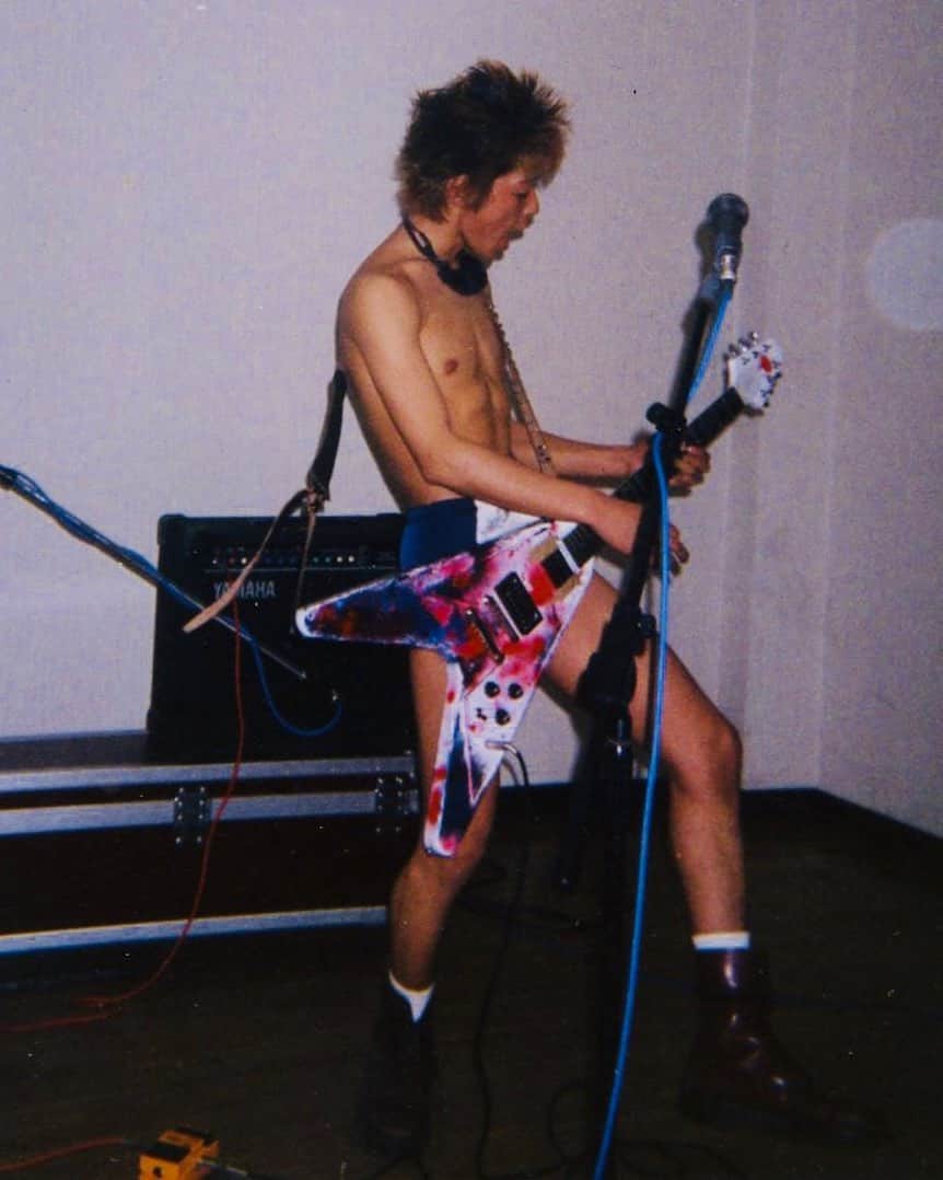 綾小路翔さんのインスタグラム写真 - (綾小路翔Instagram)「‪パックマン @packmanvikini （Vikini/ex. SPACE INVADERS）のTwitterからの  #ファッションコーディネート繋ぎ﻿ 遅まきながら☺︎‬﻿ ﻿ ‪Age：16‬﻿ ‪Outer：Nothing‬﻿ ‪Tops：Nothing‬﻿ ‪Bottom：Swim Wear（unknown）‬﻿ ‪Shoes：14Hall Boots（Dr.Martens）‬﻿ ‪Guitar：Flying V（Greco）‬﻿ ‪Effects unit：Distortion（BOSS）‬﻿ at Kondo Hall Kisarazu﻿ March, 1993 shooting﻿ by Utsurun-Death ‪©︎Show Ayanocozey ﻿ ﻿ #綾小路翔﻿ #何故海パンだったのか #ちなみに﻿ #ベースのうのやんは更に頭に2本の蝋燭を立てていた﻿ #なぜの嵐﻿ #吉沢秋絵 #どっかに写真あったな #海パン蝋燭 #ゆっき持ってるかな #確か客2人ぐらい #今度探してみよう  #実は一番キツいの #このギターの謎の自家塗装 #あ #バトン回すのは @tears_of_swan  @king_kiyobin99  @chon_chon_bari  @hirokichimori  #ファッションコーディネート繋ぎ #ヤンキーから必死で抜け出そうとした #最も痛い時代の #ファッションコーディネート繋ぎ #あの頃の木更津編」5月19日 15時14分 - showayanocozey