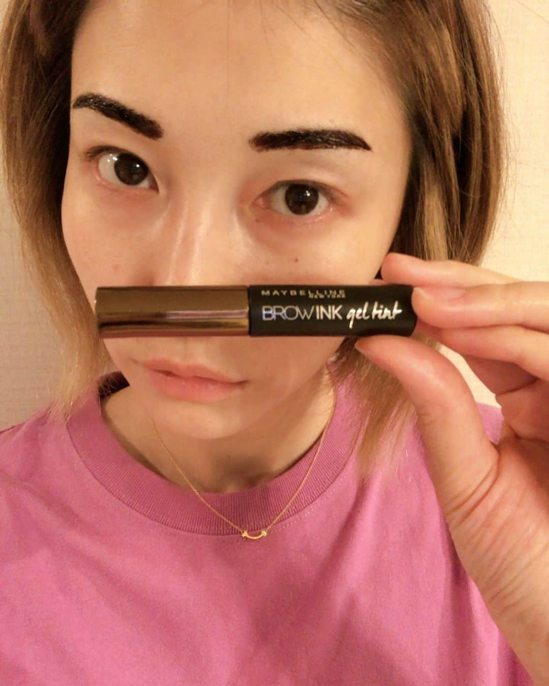 狩野舞子さんのインスタグラム写真 - (狩野舞子Instagram)「・ MAYBELLINE NEWYORK ブロウインクジェルティント 01 ライトブラウン ・ stayhome週間で、外出をする時は必ずマスクをしますよね😷 メイクをする事もめっきり減ってしまいました…😂 基本どスッピンで過ごしてますが、眉毛くらいは…ってなるんですよね… ・ そこで最近は眉ティントに頼っています💁‍♀️ メイベリンのティントは落ちにくいし、カラーも好みで愛用中💋 皆さんもぺりぺり〜の気持ちよさ試してみてください😎 ・ #maybellinenewyork  #眉ティント #stayhome ・ #vocest!」5月19日 15時14分 - kanochan715