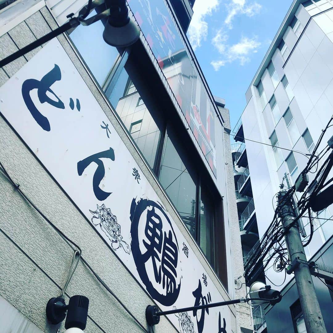 どんがめ三宮総本店のインスタグラム：「[2020-05-19]晴れた！ . .2枚は　馬刺しを盛り付ける真剣な後ろ姿・たけちゃん。 . 真剣な眼差しは御来店いただいたお客様限定公開♡ . . 本日のフォロワー様限定クーポンは、、、 . . . 刺身5種盛　680円▶︎▶︎▶︎100円  先着7組！  みんなきてねー。  #どんがめ  #ハッピーアワー　#ハイボール　#馬肉メンチカツ #三宮　#喫煙可　#喫煙可能店」