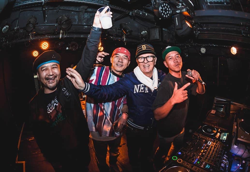 MIGHTY CROWNさんのインスタグラム写真 - (MIGHTY CROWNInstagram)「#throwback with “gentle rudeboy” @davidramjamrodigan  @mastasimon @cojiecrown @samicrown_lens  Wish we can do this tour right now inna dis ya time  Look at all of us with pure smile and having fun!!! #joy #musicislife #reggae #roots #dancehall #dubplate #selector #soundsystem」5月19日 13時51分 - mightycrown