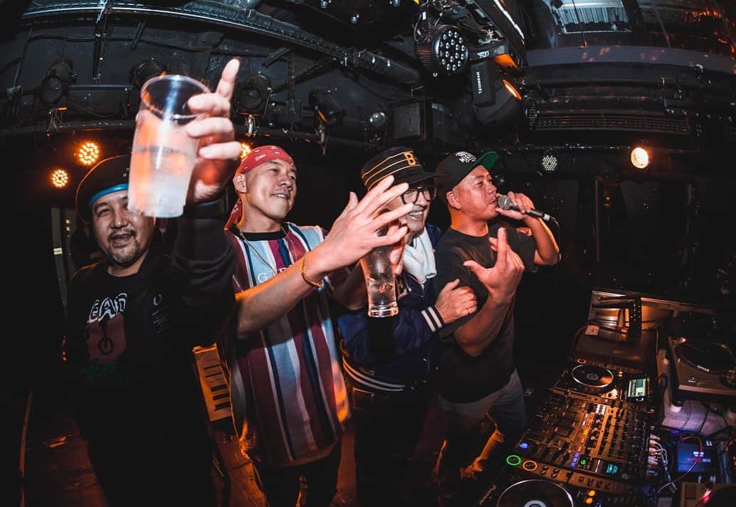 MIGHTY CROWNさんのインスタグラム写真 - (MIGHTY CROWNInstagram)「#throwback with “gentle rudeboy” @davidramjamrodigan  @mastasimon @cojiecrown @samicrown_lens  Wish we can do this tour right now inna dis ya time  Look at all of us with pure smile and having fun!!! #joy #musicislife #reggae #roots #dancehall #dubplate #selector #soundsystem」5月19日 13時51分 - mightycrown