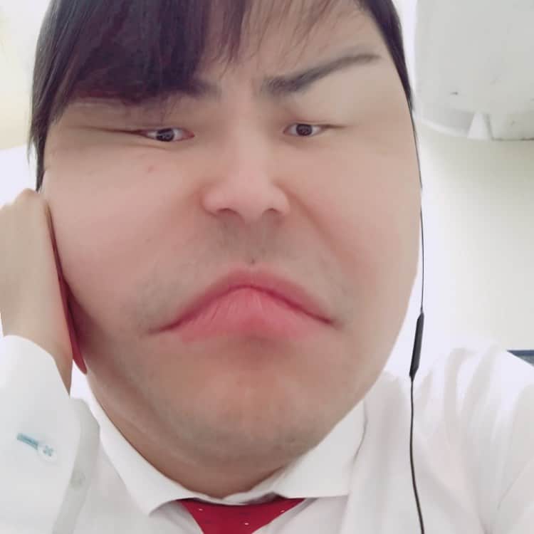 井上裕介のインスタグラム：「おはようございます☀ ５月の３１日に笑われたいバカ^_^ 未来で笑われたいバカ^_^  あと１２日！！ 気を緩める事なく、不要不急の外出以外は控えましょう^_^  #うちで過ごそう  #未来で笑おう」