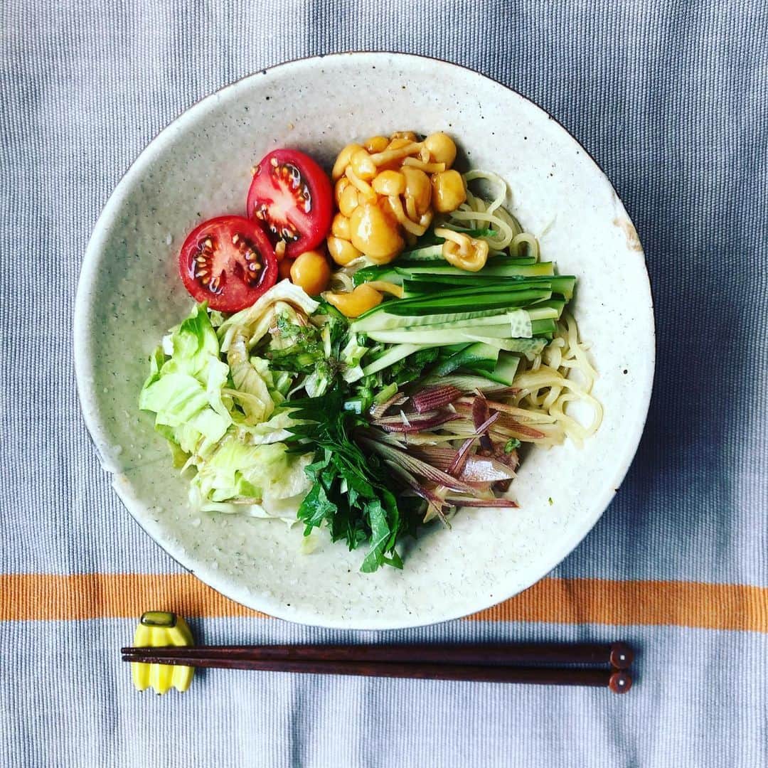 大宮エリーさんのインスタグラム写真 - (大宮エリーInstagram)「生野菜をたくさん食べるための 冷やし中華 です、わたしには。  #生野菜 #生野菜サラダ」5月19日 13時49分 - ellie_omiya