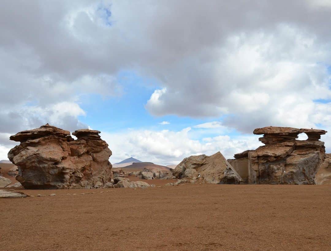 小林希さんのインスタグラム写真 - (小林希Instagram)「❤︎思い出トリップ 20❤︎﻿ ボリビアからチリへ抜ける アタカマ砂漠。 太古の自然というよりも もっともっと 地球そのものを感じる 標高2000mの高地を、ただ ひたすら車で走り、チリへと 国境を越えていきました。 世界有数の天文観測も 有名なところ。 ほんとにほんとに、今こそ またこんなところへ 行ける日を恋しく思います。  今週はお天気の悪い日が　 多いみたいですね！ みなさん引き続き、 がんばりましょー！  #思い出トリップ#美しい村#travel#trip#journey#travel#trip#journey#旅行好きな人と繋がりたい#南米 #ボリビア#bolivia #uyuni #ウユニ塩湖#chile #atacama #チリ#チリ抜け#アタカマ砂漠」5月19日 13時58分 - nozokoneko