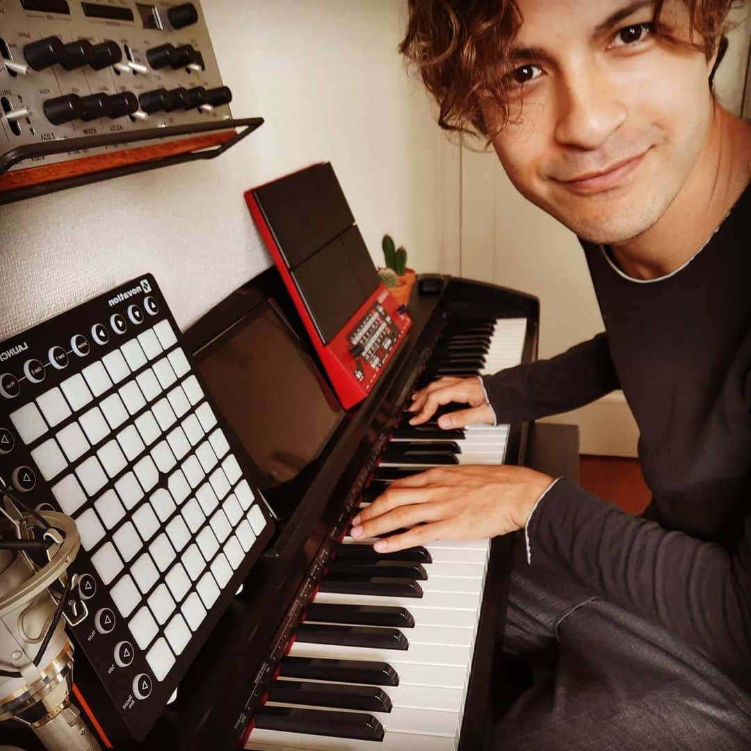 リアド偉武のインスタグラム：「🎼🎹🎶🎵 #ちっさいときピアノを習ってた #でも嫌で仕方なかった #なんで男なのにピアノなのかと #ひねくれものの少年 #なんであの時ちゃんと習わなかったかな #なんにも弾けなくなってる😎」