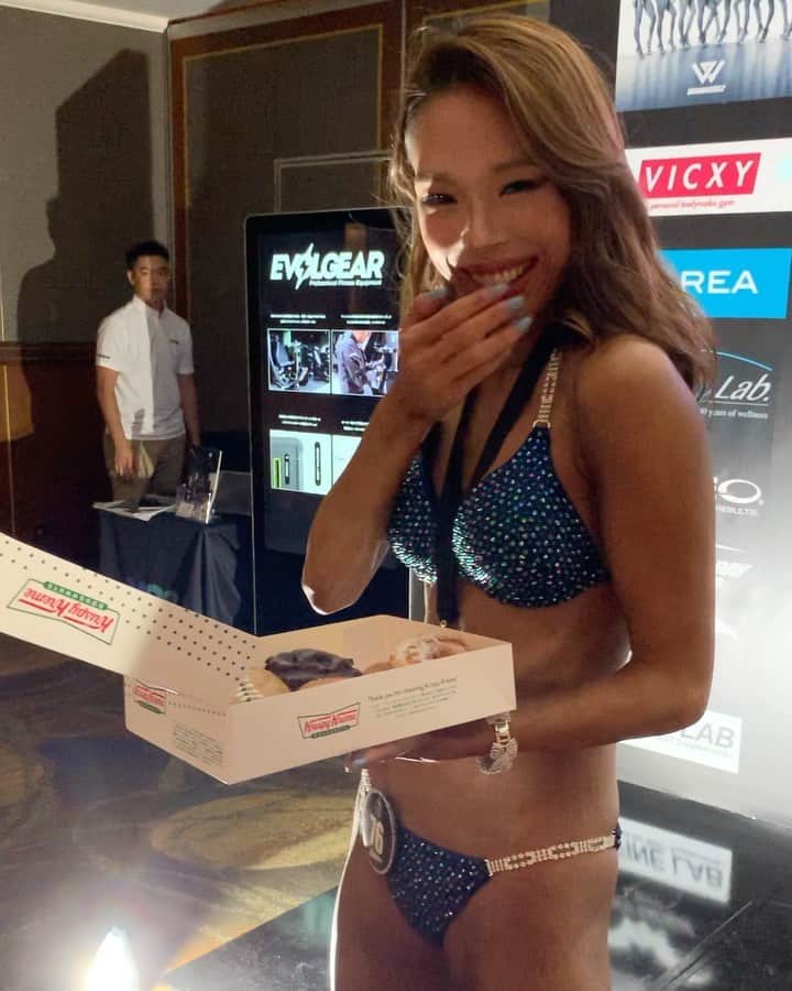 川戸沙羅のインスタグラム：「そろそろダイエット始める🧜‍♀️💕 自分で自分にノルマを課す事が私にとって生きやすい生き方🌱✨ 毎年コンテストに出ているけど 実は(?)あんまり承認欲求が無くて😅 行動するのは自分。サボるのも自分。 やるかやらないか責任は全て自分！  わかりやすく返って来て 変化に喜びを感じたり 目標を立てて取り組む身体作りは 性格にも本当に合ってるなぁと最近つくづく思う🌟  そしてまた経験から学んだ事を誰かに伝えられたら嬉しい😊  後2.3年はそんな風にして生きようと年始に決めて、それをやり終えた30歳の私は どうなってるかな🙈💭 #ボディメイク #筋トレ #フィットネス #フィットネスビキニ  #トレーニング #ダイエット #ヒップアップ #美尻 #オンラインレッスン #ダイエットメニュー  #bodymake #diet #workout #fitness」