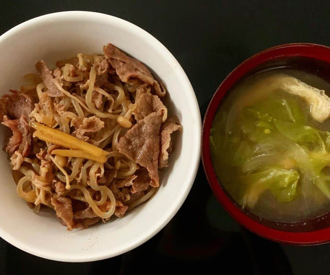 須藤理彩さんのインスタグラム写真 - (須藤理彩Instagram)「昼は牛丼とお味噌汁（キャベツと玉ねぎと油揚げ）😋 何か、、連日の料理投稿大丈夫か❓😑 完全やめ時を見失ってるのだが。 飽きてませんか❓💦 早く役者としての投稿がしたい😭」5月19日 14時19分 - ichico_smile