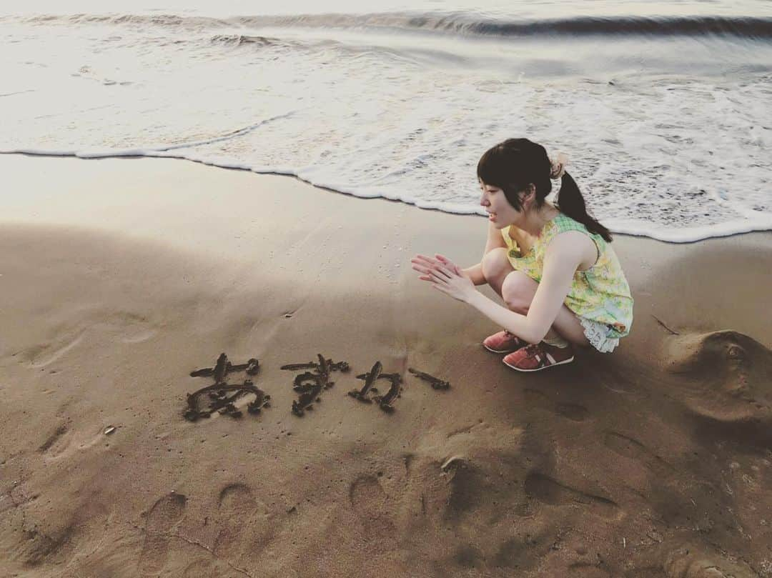 すずきあすかさんのインスタグラム写真 - (すずきあすかInstagram)「コロナが落ち着いたらまた海行きたいな～🐈 海は泳ぐ派じゃなくて浜辺でのんびり派🏖 . . 銀座カラーさんは月額3,000円で全身脱毛できるのが嬉しいよね🎶. 無料カウンセリングのご予約は『@ginzacalla_official』の 公式アカウントURLからキャンペーンcheck！ . . #銀座カラー #脱毛 #全身脱毛 #顔脱毛 #callaPR #ポートレート #ポートレート部 #ポトレ #海 #海岸 #浜辺 #伊豆 #ノースリーブ #ポニーテール #足跡 #砂浜 #海行きたい #自然 #逆光 #声優 #女優 #ナレーター #女子 #横顔 #色白 #黒髪 #黒髪女子 #健康的 #宇佐美 #宇佐美海水浴場」5月19日 14時22分 - suzukiasukadesu