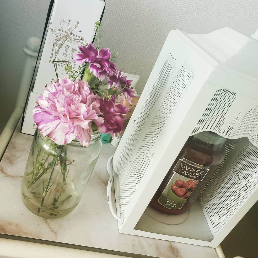 のインスタグラム：「お花がくるくるかわるので 楽しいここのコーナー🌸  母の日が近かったからカーネーションがきたよー！！ ポストにはいってるから楽しみなんだよねー！ お花の定期便はじめたよって DMなどきてました📮 @bloomeelife の定期便 よかったらぜひ🌸🌼 CODE⇒pichan  最初のお花がフリーになります💐 #はなのあるくらし　#bloomeelife」
