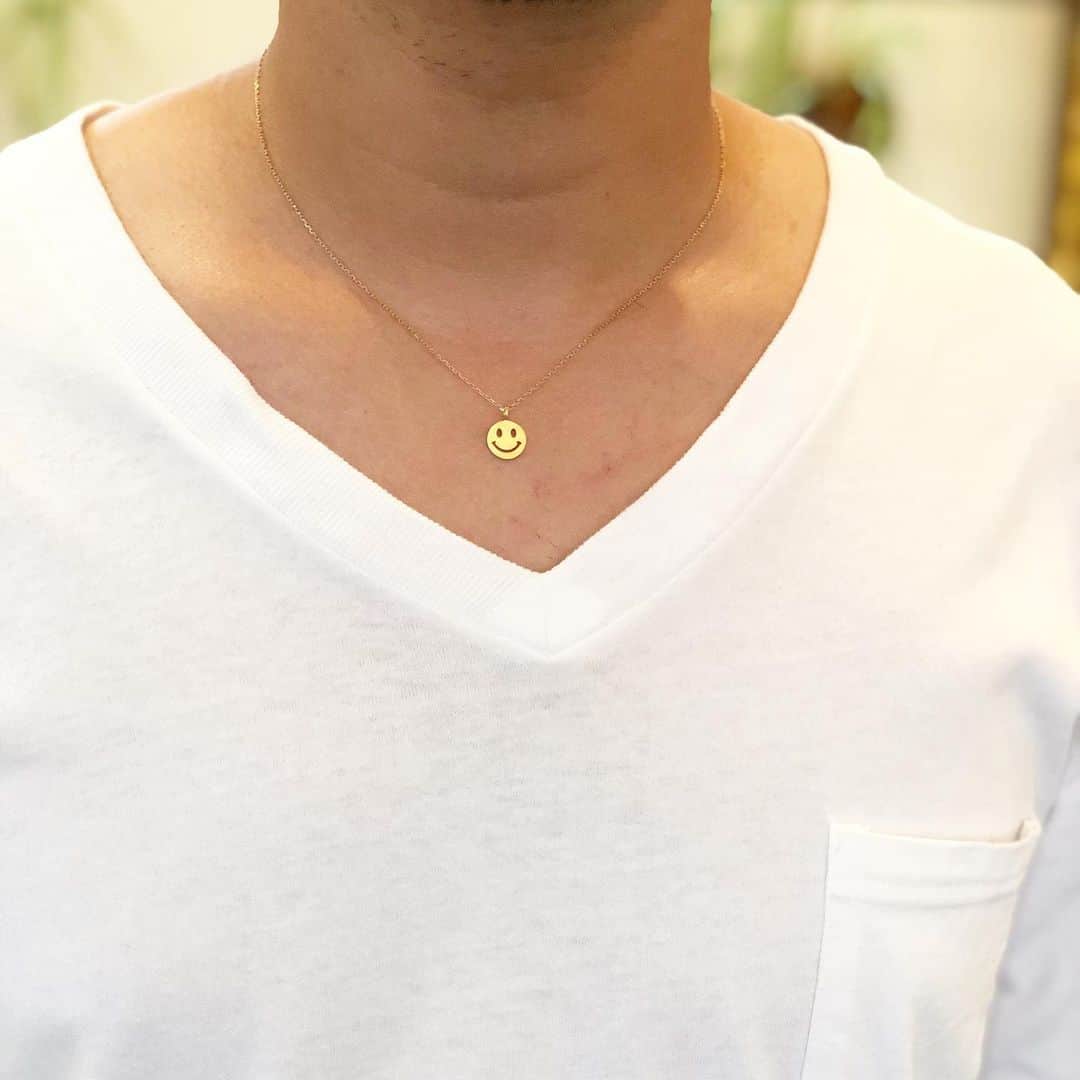 のインスタグラム：「K18YG / smile necklace(L) . K18YG(イエローゴールド)で製作したスマイルネックレス！ . K18YGチェーンの長さは45cm. お好みの長さで製作も可能です！ (45cmより長くなる場合は価格に変動がございます) ご購入前、事前にDM又はメール頂ければご対応致します✉️ . . men'sと記載しておりますが、女性がつけても良いと思います！ スマイルネックレス(S).(M)サイズもあります☺︎ . . 何かご質問等などございましたらDM.メールにていつでも受付けております。 . #tsuneokajewelry#スマイル#ネックレス#k18#ゴールド#ジュエリー#ユニセックス#ハンドメイド」