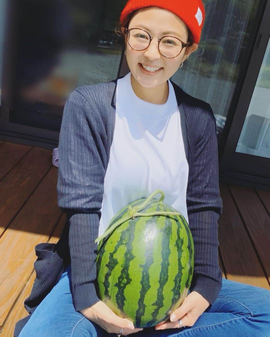 常盤よしこのインスタグラム：「. 大学の友人が作っている植木すいか🍉 まもっちゃん農園♫ . 少しかわっていて、 ラグビーボールの様な形をしています。 名前は紅まくら。 今年も甘くて美味しい😋 愛情込めて作ってます。 道の駅すいかの里植木にありますょ〜🍉 . おかしら、ありがとう〜！！！ . #植木すいか  #道の駅すいかの里植木  #紅まくら #紅まくらすいか  #ネットでも買えるよ  #まもっちゃん農園」