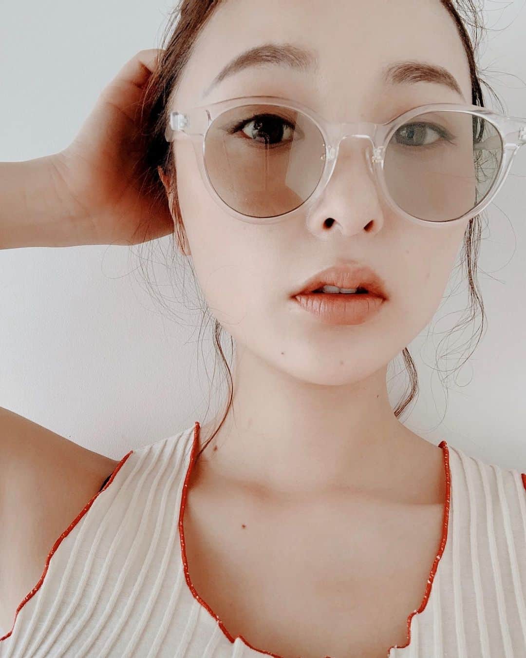 櫻井千尋のインスタグラム：「✮ 今年の夏用サングラスは クリアフレームにしたよ🏖 . ( 安くてかわいいがいっぱいあるブランドだよ🤹🏻‍♂️ ) . . . #pinon #sunglasses #サングラス」