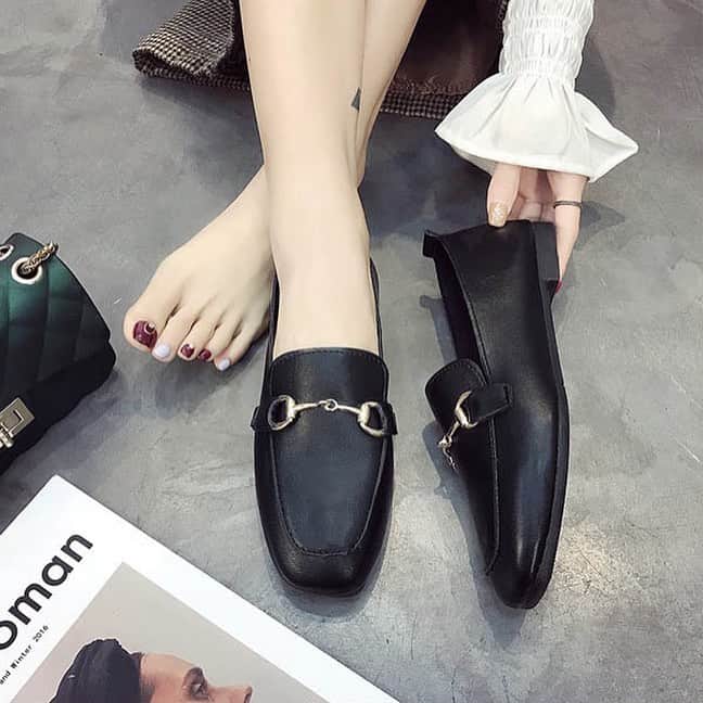 maison de LATIRのインスタグラム：「存在感のあるチェーンが印象的な「スクエアトゥローファー。』 上品な艶やかさがフロントのチェーンとの相性が抜群で クラシカルらしさを引き立たせます。 フェミニンなスタイルや通勤・通学にはもちろん、 季節や流行に捉われずトラッドなコーデに 取り入れることのできる「ローファー」は今季おススメ。 足元は包み込まれる快適な履き心地で歩きやすく、 履き口も広く脱ぎ着しやすいタイプです。 . お求めはコチラから▼▼ @maison_de_latir #maison_de_latir #https://shop-list.com/women/brand/maison-de-latir/」