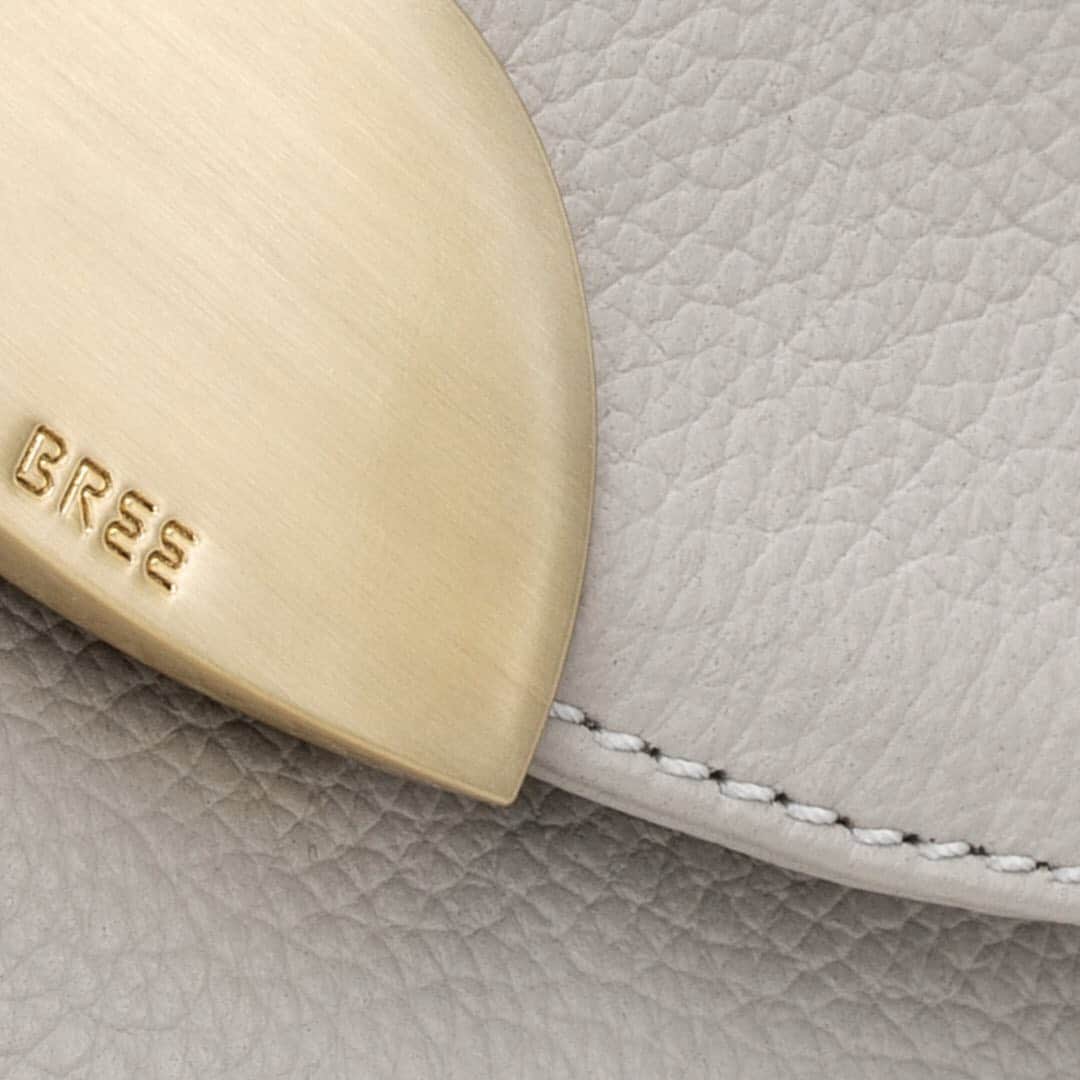 ブリーのインスタグラム：「It's all about details! We love the golden elements in our PIPPA series. . . . #breesince1970 #madetomakeadifference #breevolution #handbags #leatherbags #purequality #purefashion」