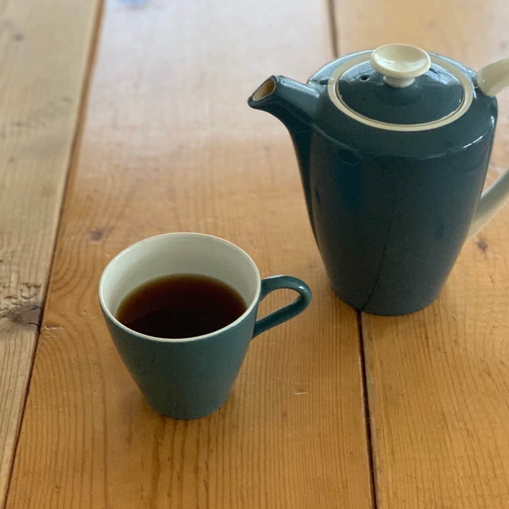 OKAさんのインスタグラム写真 - (OKAInstagram)「今日も自宅喫茶。色が気に入っているプールポタリーのカップで。マークがかわいい。  #自宅喫茶」5月19日 15時09分 - ytrpics