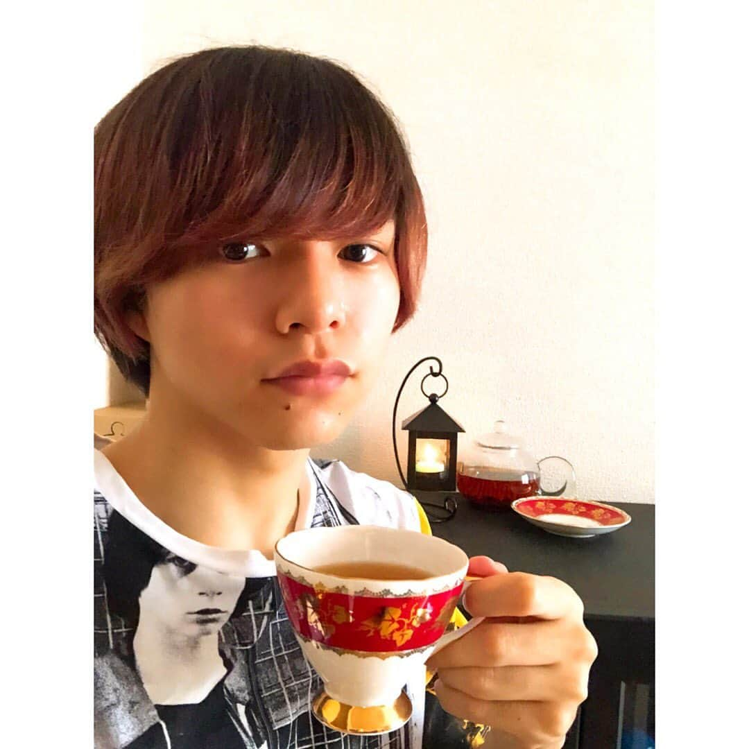 志村玲於さんのインスタグラム写真 - (志村玲於Instagram)「3時のtea time 今日は1stのマンガラム農園のアッサム チョコレートみたいな芳醇な香りが最高 ランプをつければ暗い曇りでも楽しめるからオススメです。  #紅茶 #紅茶好き #紅茶Butler」5月19日 15時05分 - reoshimura0129