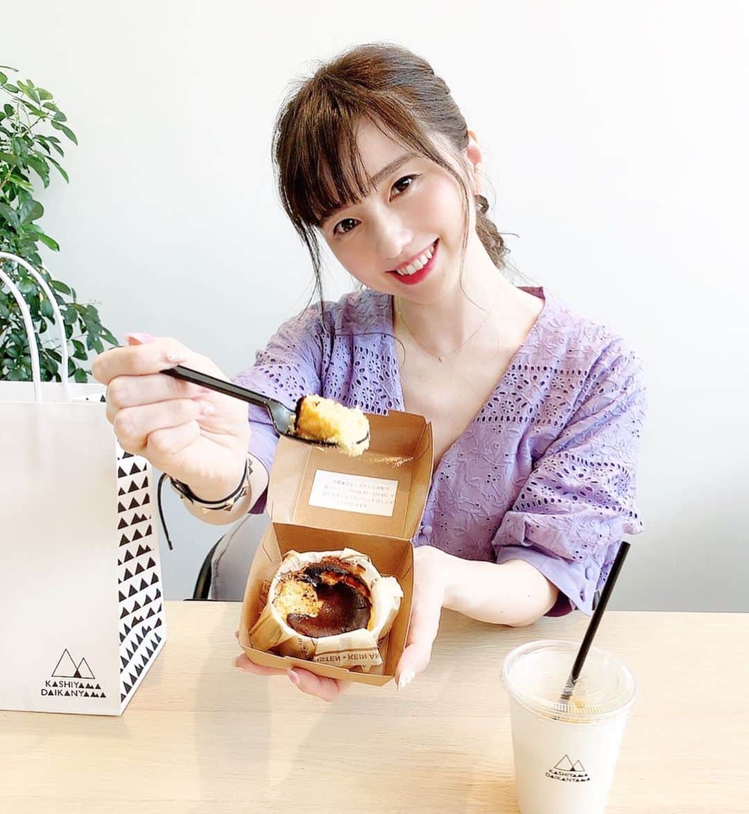 のインスタグラム：「🧀🧡﻿ ﻿ きのうからハンドクラップ始めました🎶﻿ 汗かいてうれしい✨﻿ リズム感ない私でも踊れる簡単なダンスだからたのしい🎶﻿ ﻿ 私はとりあえず10回を続けてみますっ🌵💚﻿ 2週間後に−10キロっっ🥺﻿ ﻿ ﻿ ﻿ ﻿ #ハンドクラップ﻿ #handclap  #コロナ太り﻿ #運動不足﻿ ﻿ @kashiyama_daikanyama ﻿ #バスクチーズケーキ﻿ #カシヤマ代官山﻿ #代官山﻿ #代官山カフェ﻿ #代官山テイクアウト ﻿ #テイクアウト﻿ #テイクアウトスイーツ﻿」