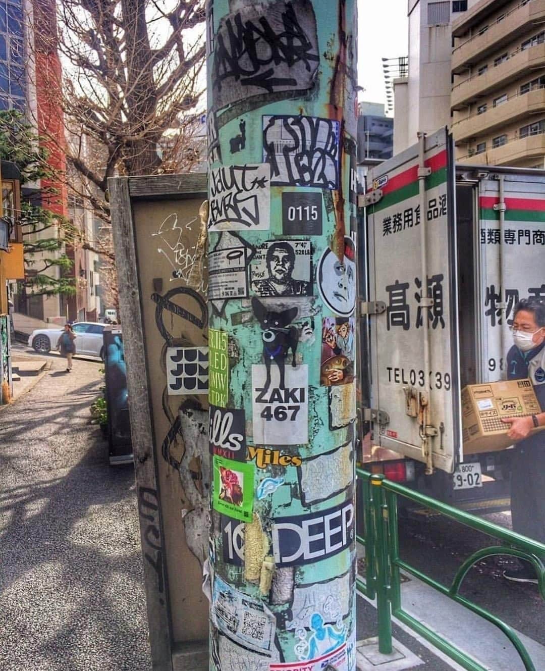 Shepard Faireyのインスタグラム：「I haven’t been to Japan in a few years, but it is nice to see one of my O.G. stickers still running in Tokyo along with various tags and a sticker from my friends at @10deep.⁠ For now I gotta stay in, but at least some of my street spots stay up! … strange times my friends. Stay safe!⁠ -Shepard⁠ ⠀⠀⠀⠀⠀⠀⠀⠀⠀⁣⁠⠀⁠ #repost @0115_records⁠ #obey #obeygiant #tokyo #japan #shepardfairey」