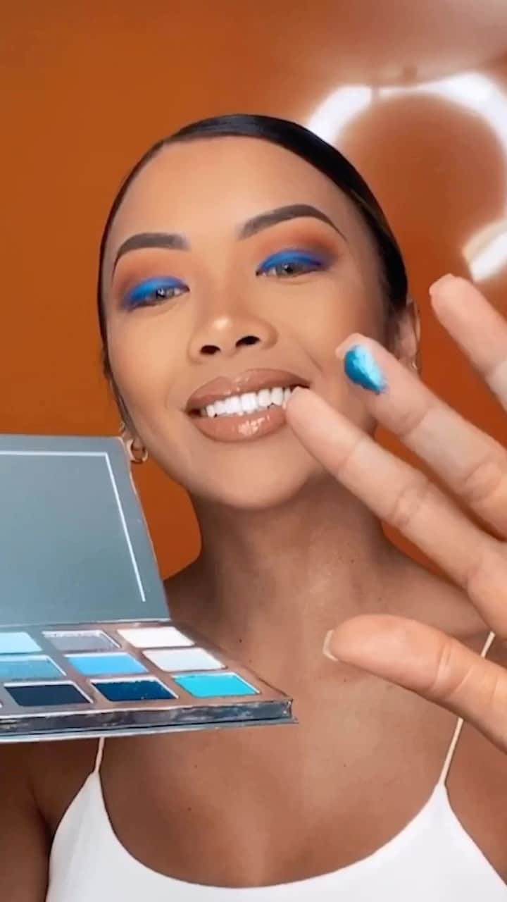 リアン Vのインスタグラム：「DROPS TOMORROW! 🔥 Thank you to everyone that tuned in to me & @sarahtannomakeup LIVE today discussing this gorgeous palette! 😍 Love you guys! 😘」