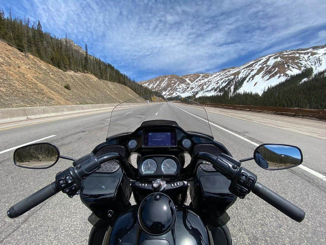 ロバート・パトリックさんのインスタグラム写真 - (ロバート・パトリックInstagram)「My #freedommachine took me up over the “Rockies” today! Spectacular weather! #isolation #isolationmachine #ride #greatamericanfreedommachine @harleydavidson」5月19日 7時06分 - ripfighter