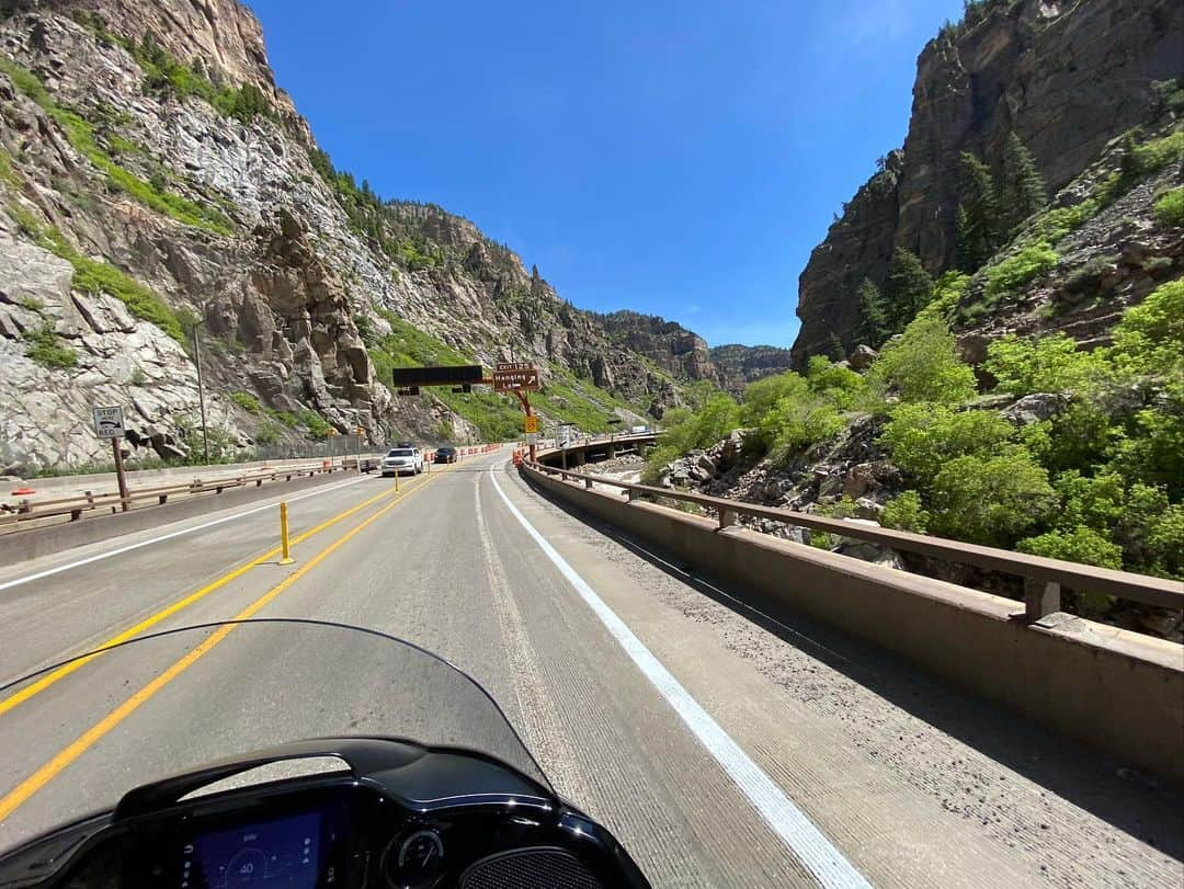 ロバート・パトリックさんのインスタグラム写真 - (ロバート・パトリックInstagram)「My #freedommachine took me up over the “Rockies” today! Spectacular weather! #isolation #isolationmachine #ride #greatamericanfreedommachine @harleydavidson」5月19日 7時06分 - ripfighter