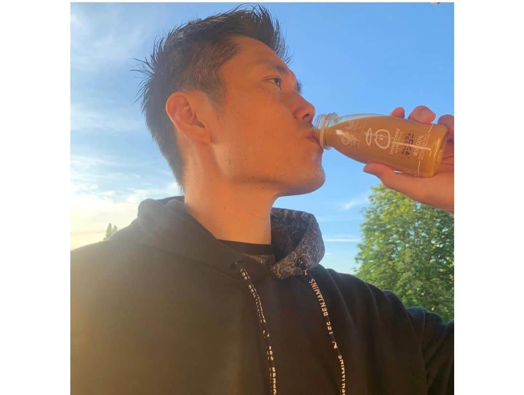 川島永嗣さんのインスタグラム写真 - (川島永嗣Instagram)「Vitamins for every morning.  It’s important to have strength from inside your body.  Innocent Pure fruits juice.  @innocent  いつも朝食、そして間食にはフルーツを摂るようにしています。  手軽にフルーツが摂れるイノセント。  ヨーロッパでは大人気で手軽に見つかるイノセントの飲むフルーツ。濃縮還元果汁を不使用。甘味料、合成着色料、増粘剤も使用していないことが特徴で、何より美味しい！  そして価格の10％がイギリスや世界各地で実施されている、食糧難をなくすためのプロジェクトなどのチャリティーへ寄付されます。  #ビタミンとって #コロナに負けるな #イノセント #innocent #やんちゃなキウイ #まんま飲むフルーツ #ステイホーム #運動は大事 #フルーツも大事 #セブンイレブンで買えるらしい」5月19日 7時36分 - eijikawashima01