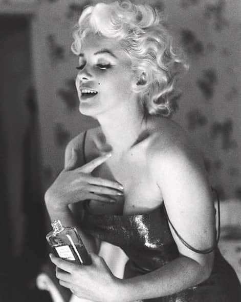 ジェシカ・ヴィルさんのインスタグラム写真 - (ジェシカ・ヴィルInstagram)「Chanel N°5 is one of the most iconic perfumes in history, famously worn by Marilyn Monroe. She said she used 5 drops of Chanel No. 5 and nothing else in bed. "I don't want to say nude," she said, "but it's the truth." It can still be purchased today and swipe to see her applying some! 🤎」5月19日 7時48分 - jbunzie