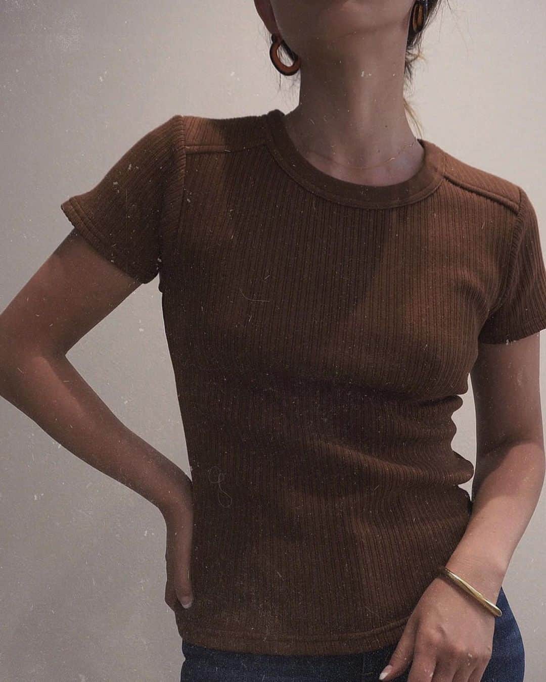 JUNNAのインスタグラム：「これまた最高の仕上がり。 "女っぷりＴ"  昨年はホワイト、ブラック、ベージュの3色展開でしたが、あまりに使える銘品の為の 今年は新色ブラウンをプラスして作りました。 ( #ランダムリブプルオーバー ) 5月21日発売です。 ・ ・ では今からストーリーでQ&Aします🐒 【新作発売スケジュール】 📌ETRÉ TOKYO  毎週木曜日19:00 📌ZOZOTOWN  毎週金曜12:00 📌ELLESHOP  毎週土曜8:30  #etretokyo#2020etre_ss」
