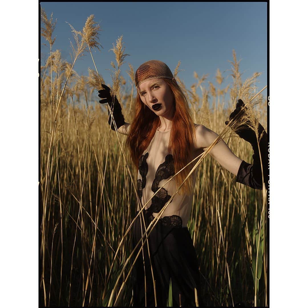 Faith Picozziさんのインスタグラム写真 - (Faith PicozziInstagram)「Open Fields 3️⃣ 📸 @filip.milenkovic 🎨👗 @faithpicozzicreative @filipandfaith #redhead #model #fashion #style #nature」5月19日 8時02分 - faithpicozzi