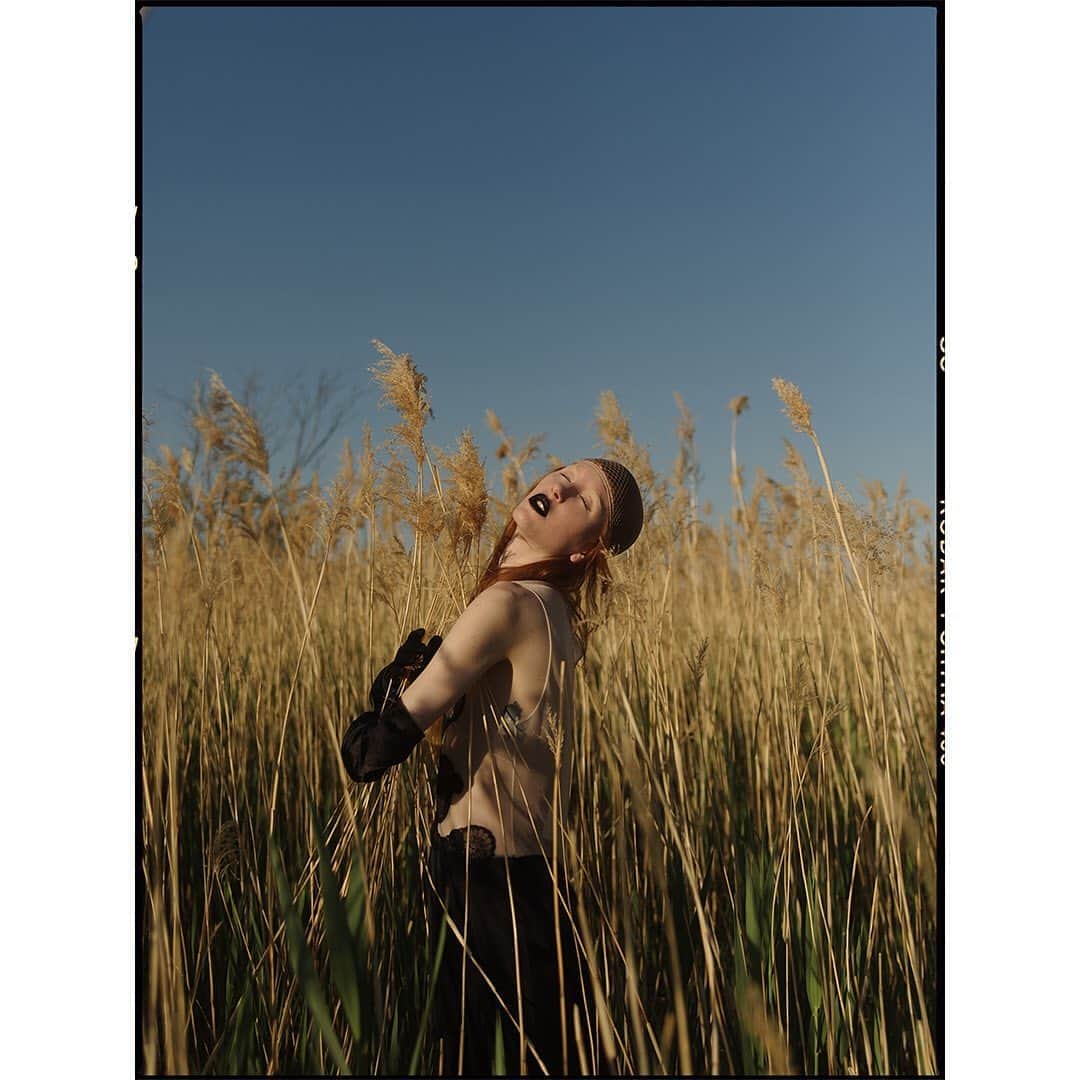 Faith Picozziさんのインスタグラム写真 - (Faith PicozziInstagram)「Open Fields 3️⃣ 📸 @filip.milenkovic 🎨👗 @faithpicozzicreative @filipandfaith #redhead #model #fashion #style #nature」5月19日 8時02分 - faithpicozzi