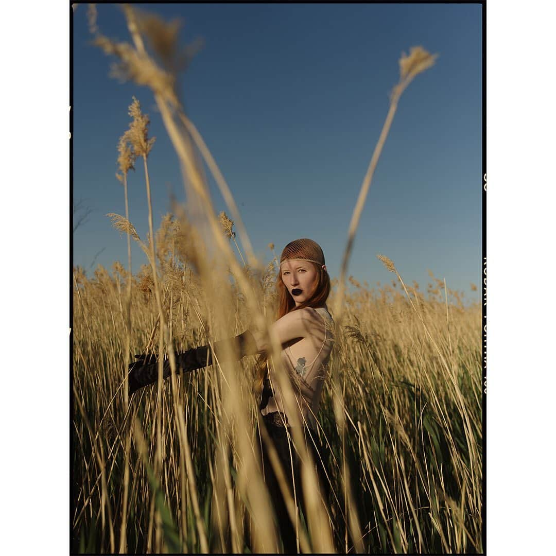 Faith Picozziのインスタグラム：「Open Fields 3️⃣ 📸 @filip.milenkovic 🎨👗 @faithpicozzicreative @filipandfaith #redhead #model #fashion #style #nature」