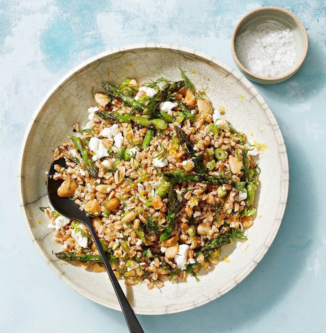 マーサ・スチュワートさんのインスタグラム写真 - (マーサ・スチュワートInstagram)「For #meatlessmonday, we're making this superfood salad that uses ancient whole grain farro as its base. To compliment and add texture to every bite, stalks of asparagus are grilled, chopped, and tossed in along with lemon zest, almonds, fistfulls of dill and scallions, and briny feta cheese. Grab the full recipe at the link in bio! 📷: @chrisrsimpson | recipe by: @lucullanfoods | food styling by: @shirabocar | prop styling by: @suzie_myers」5月19日 8時02分 - marthastewart