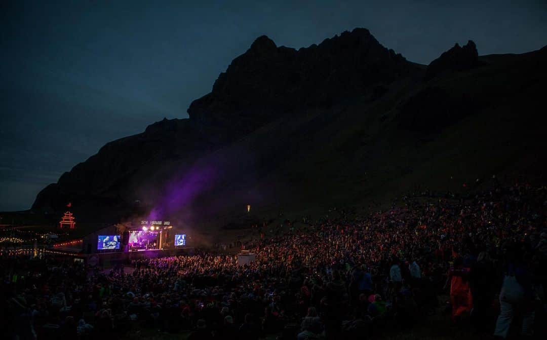 マシュー・リバティークのインスタグラム：「Filing this under #thingsimiss Taking time away from shooting on NOAH at a music festival in Vestmannaeyjar, Iceland.」