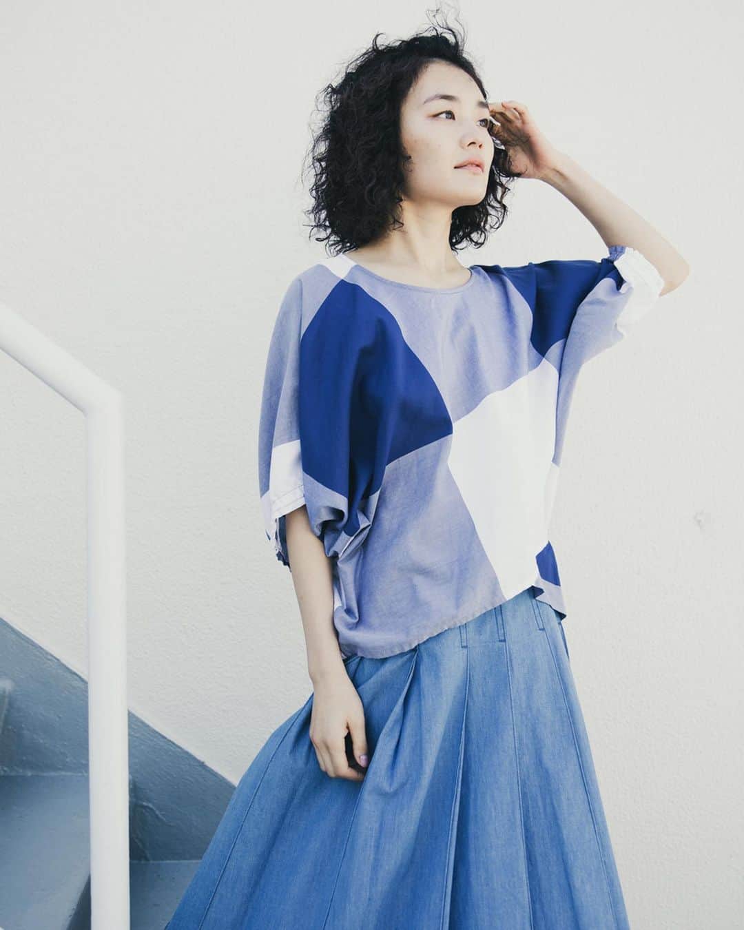 ネ・ネットのインスタグラム：「【 wantanブロックチェック ¥13,000+tax 】  ネ・ネット定番のwantanシリーズに、暑い夏にもさらっと着心地のいい半袖ブラウスが登場しました。シンプルだけど大胆なビッグチェック柄が、アシンメトリーなデザインに動きを与え新鮮な印象に。  #ネネット #nenet #新作 #new #spring #summer #2020 #collection #fashion #tokyo #japan #大人カジュアル #大人ネネット #otona_nenet  #wantan #ワンタン #チェック」
