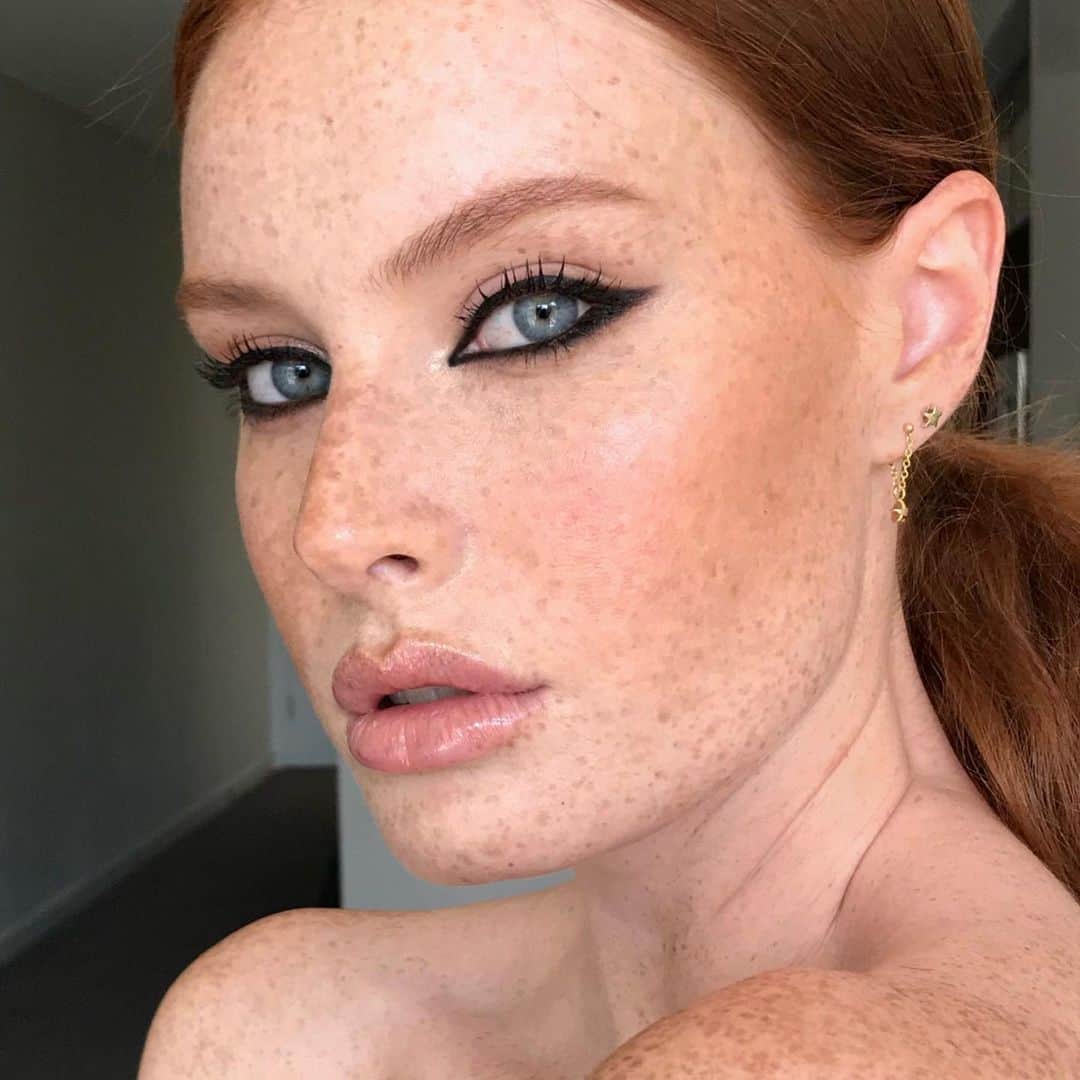 Ania Milczarczykのインスタグラム：「❤️ freckle appreciation post ❤️ Don’t cover these beautiful babies up, use a tinted moisturiser all over and corrector to hide any redness in places like under the nose, the chin etc & a light concealer only where needed like under the eyes or for cheeky blemishes // @madeleinehhunt #makeup #freckles #eyeliner」