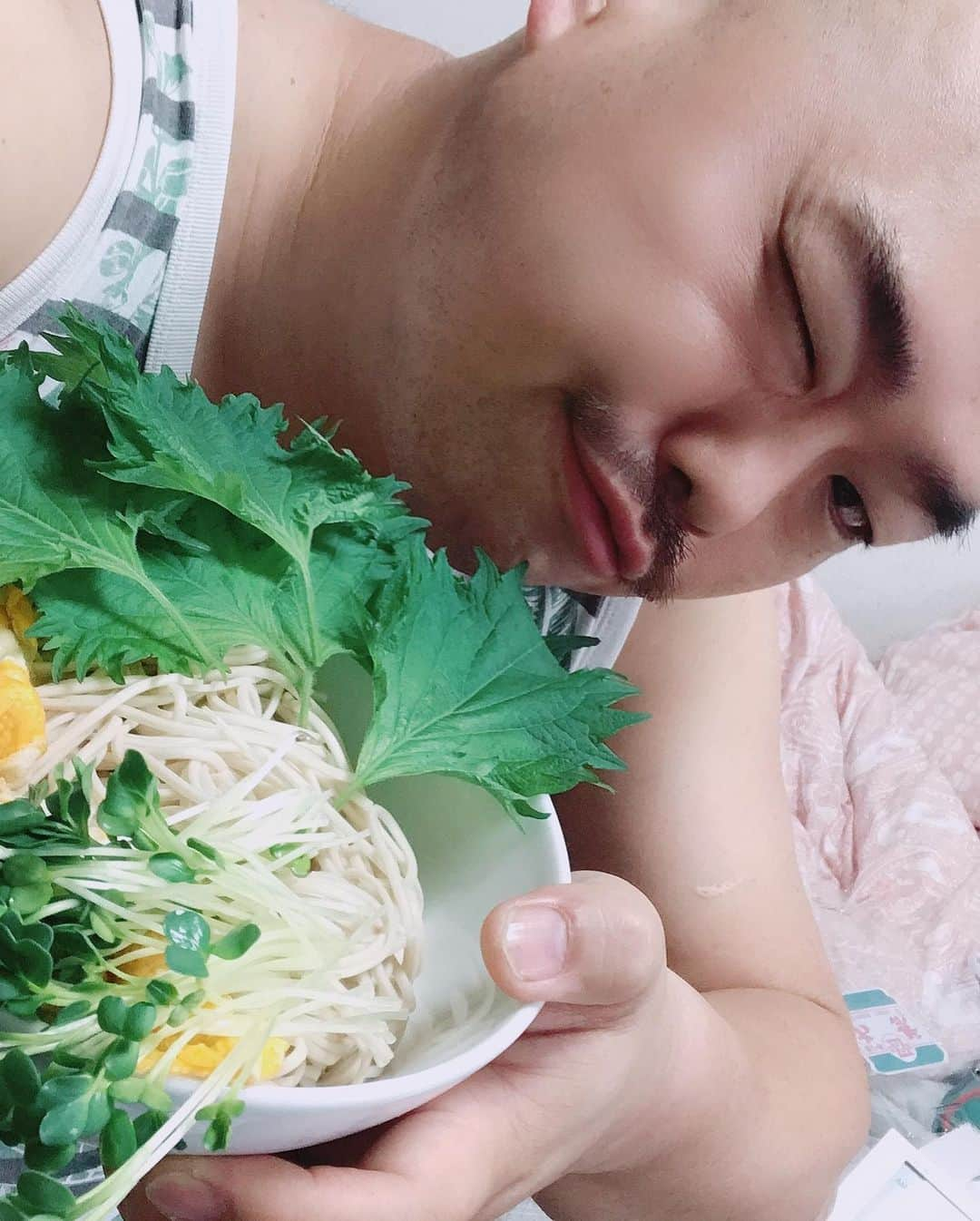 クロちゃんさんのインスタグラム写真 - (クロちゃんInstagram)「朝ごはん  野菜たっぷり蕎麦  大葉でまいて、ツルツルルーー♪」5月19日 8時25分 - kurochandesuwawa