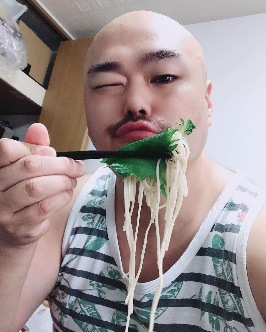 クロちゃんさんのインスタグラム写真 - (クロちゃんInstagram)「朝ごはん  野菜たっぷり蕎麦  大葉でまいて、ツルツルルーー♪」5月19日 8時25分 - kurochandesuwawa