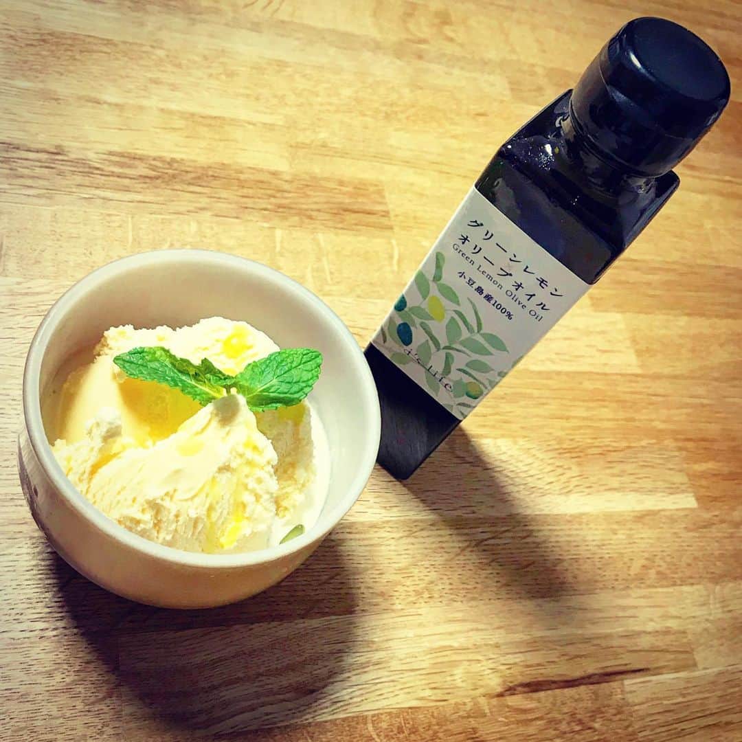 宇野薫のインスタグラム：「バニラアイス🍨に グリーンレモン🍋オリーブオイルを かけると美味しい！  #グリーンレモンオリーブオイル  #バニラアイス #小豆島」