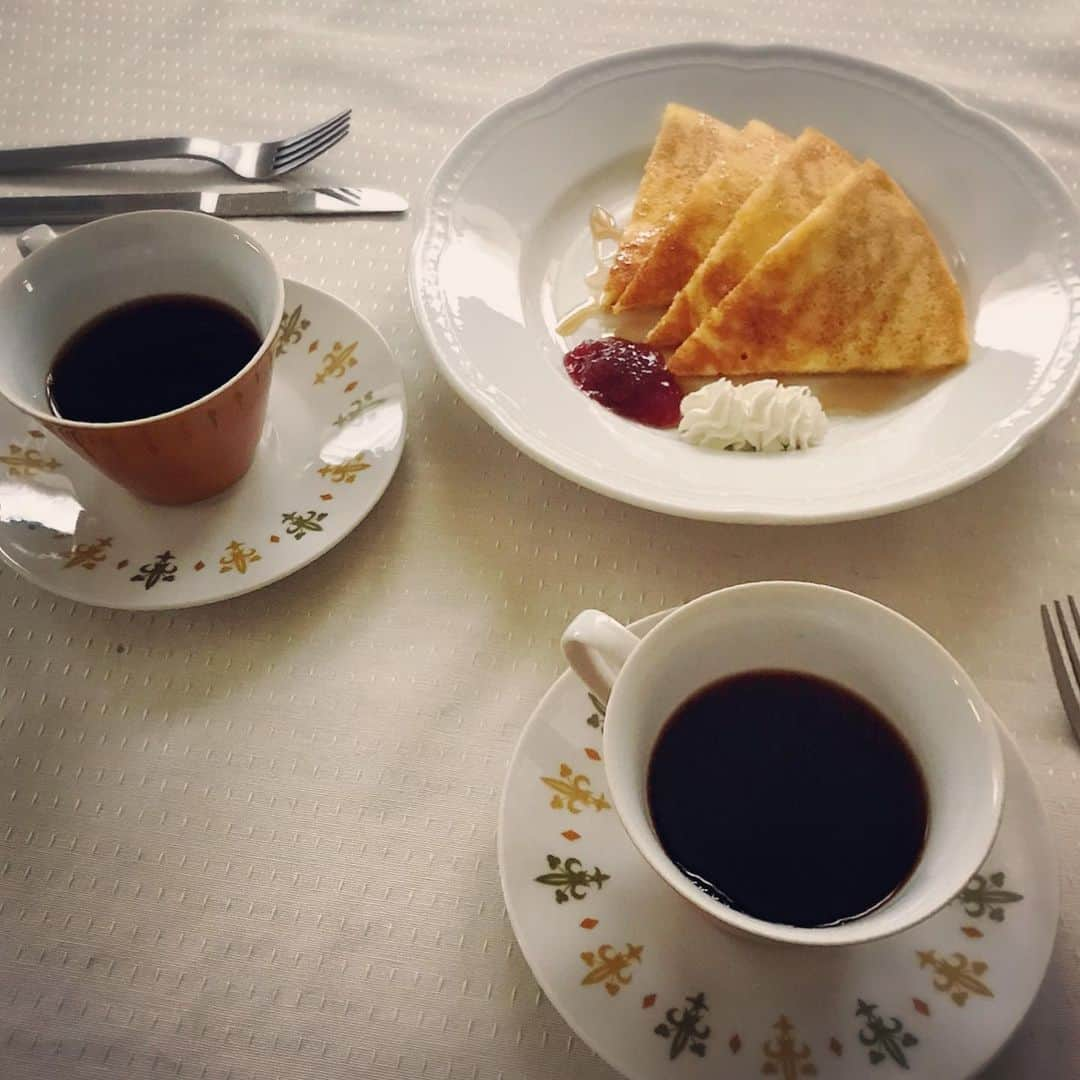 睦さんのインスタグラム写真 - (睦Instagram)「おうちカフェ。  コーヒーを淹れるのも 好きなんです。  もっぱら ドリップ派。  昔、友人にもらった レトロな カップ&ソーサーで。  ちょっと贅沢に。  主人に、 ホテルニューオータニの パンケーキミックスで、 焼いてもらいました。  そうそう、 自粛になってから。  スーパーでは、 お好み焼き粉や パンケーキミックスが 人気らしく品薄です。  そんな情報を 友人に聞いてたからか。  たまたま見つけて つい買っちゃいました😅  皆さん。  家で粉物を 楽しんで作って 食べてると言う訳ですねぇ。  納得。  さて、 本題に戻って。  コーヒーには、 甘い物がかかせない。  日本茶だと、 それだけで満足するのに。  私にとっては。  つい、チョコや ケーキ類と一緒に！ と思う飲み物。  ブラックで飲める人。  コーヒーだけで味わえる人。  大人だなぁと 大人になってた 今でも憧れてます。  #café  #cafe  #covid19  #cafestagram  #生クリーム　 #苺ジャム  #イチゴジャム  #ホイップ　 #coffee  #カフェ　 #お茶時間  #freshcream  #手作りパンケーキ  #hotelnewotani  #ホテルニューオータニ  #pancake  #パンケーキ　 #うちで過ごそう  #カフェオレ  #おうちですごそう  #コロナ対策  #新型コロナウイルス  #コロナウィルスが早く終息しますように  #ssw  #作詞家  #artist  #lyricist  #model  #井上睦都実 #睦」5月19日 8時55分 - mutsumi1220