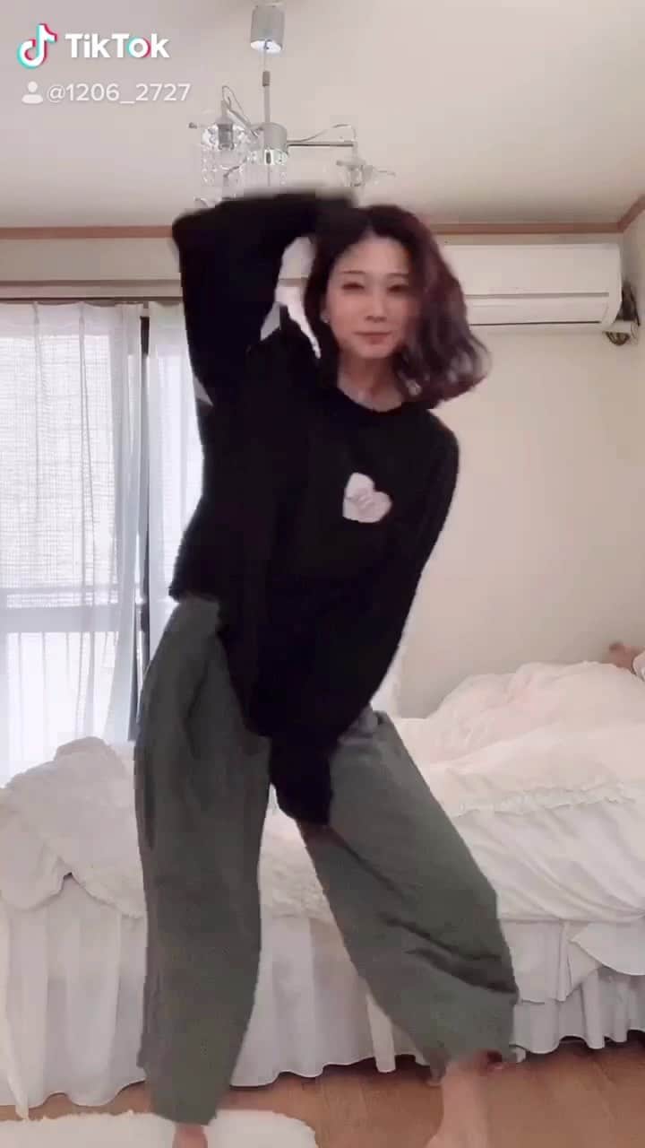 塩野響子のインスタグラム：「おはよーう！今日もたのばりましょーう🥰」