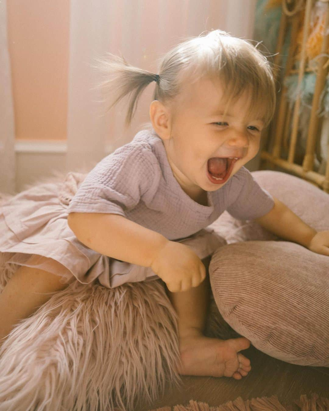 Amber Fillerup Clarkさんのインスタグラム写真 - (Amber Fillerup ClarkInstagram)「She loves raiding her sissy’s room and playing with all her special things 💕 in the last pic she was holding onto the curtains and they started moving and she slowly went down with the ship 😂」5月19日 9時29分 - amberfillerup