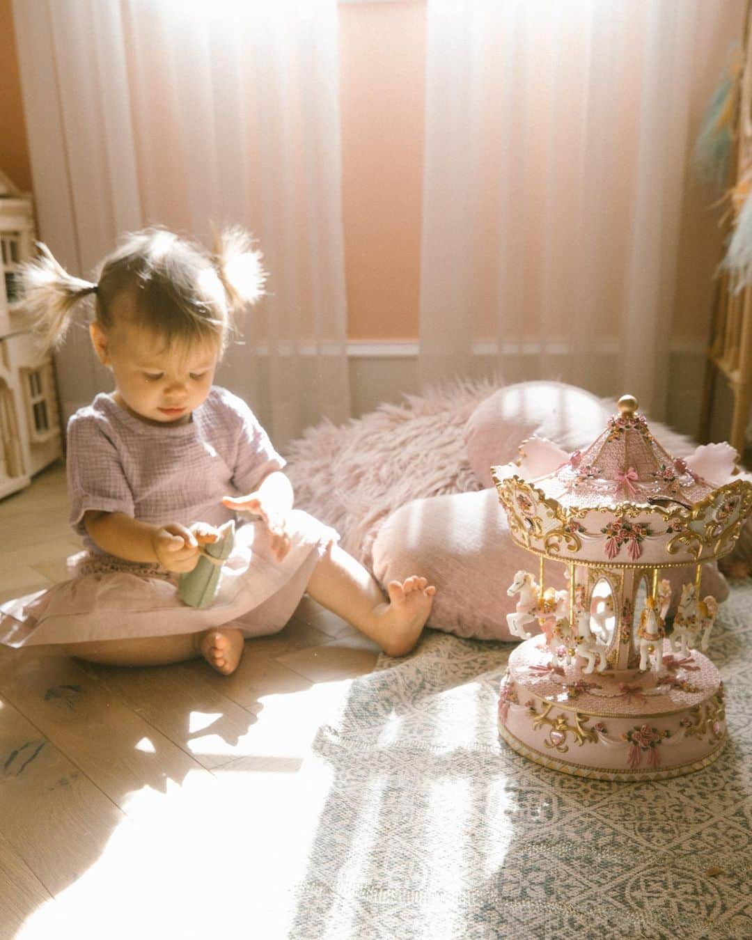 Amber Fillerup Clarkさんのインスタグラム写真 - (Amber Fillerup ClarkInstagram)「She loves raiding her sissy’s room and playing with all her special things 💕 in the last pic she was holding onto the curtains and they started moving and she slowly went down with the ship 😂」5月19日 9時29分 - amberfillerup